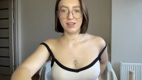 Snapshot of hot_lliinns chatting on December 7, 9:33 am Lina online show from December 7, 9:33 am