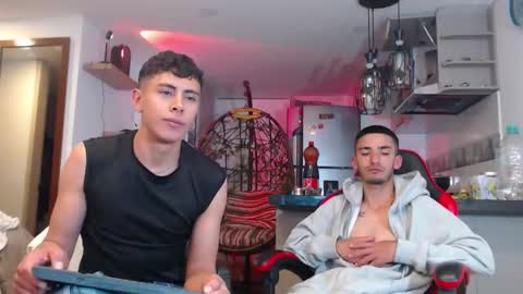 Snapshot of hot_twinks83 chatting on October 9, 4:07 am hot_twinks83 online show from October 9, 4:07 am