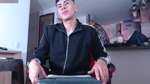 Snapshot of hot_twinks83 chatting on October 18, 1:15 pm hot_twinks83 online show from October 18, 1:15 pm