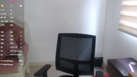 Snapshot of hottbee1 chatting on December 7, 8:44 pm AMY online show from December 7, 8:44 pm