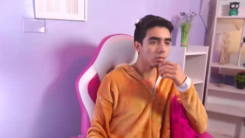 hottiie_guy online show from October 24, 6:30 pm