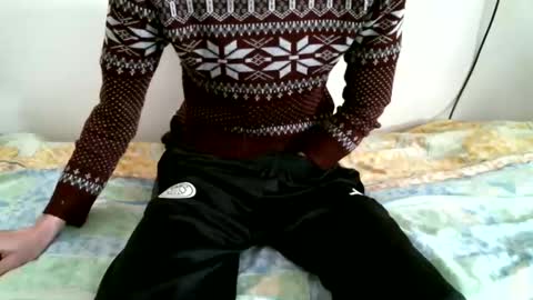 Snapshot of hug_me chatting on December 19, 11:29 am Keanu online show from December 19, 11:29 am