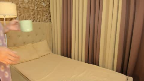 hunkhomerontop online show from April 13, 10:08 am