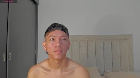 Snapshot of iamjulian_ chatting on October 10, 12:00 pm Juliiiiian online show from October 10, 12:00 pm