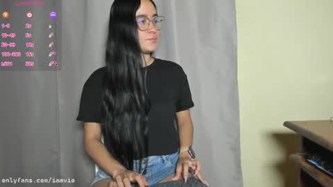Snapshot of iamvio chatting on February 8, 9:24 am Violeta online show from February 8, 9:24 am