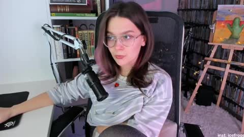 Snapshot of icefroq chatting on February 24, 9:41 pm Julia online show from February 24, 9:41 pm