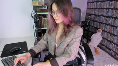 Snapshot of icefroq chatting on January 21, 11:24 pm Julia online show from January 21, 11:24 pm