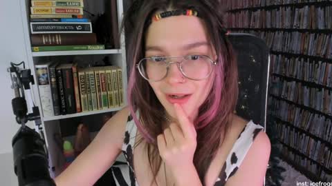 Snapshot of icefroq chatting on January 17, 8:55 pm Julia online show from January 17, 8:55 pm