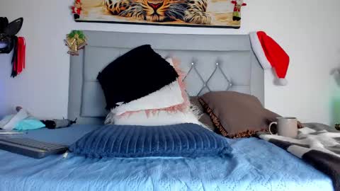 Snapshot of idaly_lovepussy chatting on December 18, 11:08 pm idaly online show from December 18, 11:08 pm