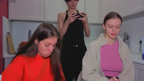 Julia and Mira online show from December 1, 9:18 am