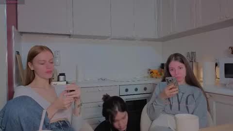 Julia and Mira online show from December 21, 10:10 am