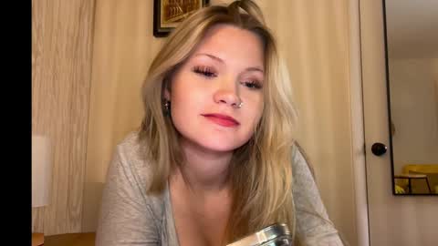 Snapshot of iheartcassie2844 chatting on December 4, 8:17 am cassie online show from December 4, 8:17 am