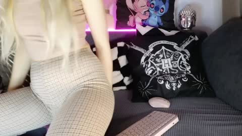 Snapshot of iloveextremestuff chatting on February 5, 11:06 pm nicollee online show from February 5, 11:06 pm
