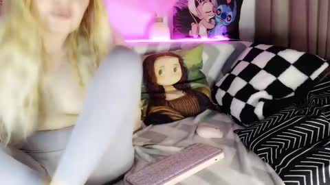 Snapshot of iloveextremestuff chatting on March 11, 3:23 pm nicollee online show from March 11, 3:23 pm