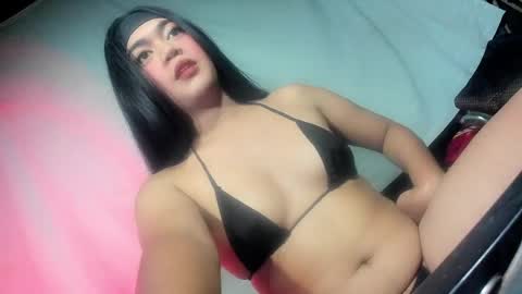 Snapshot of im_ur_hot_ella chatting on February 13, 11:39 am ella may online show from February 13, 11:39 am