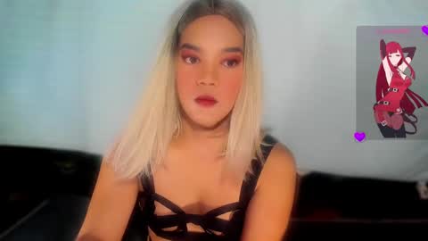 Snapshot of im_ur_hot_ella chatting on December 7, 4:53 pm ella may online show from December 7, 4:53 pm