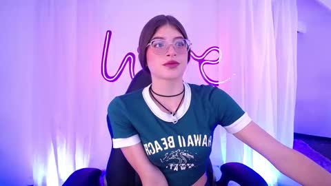 Snapshot of imchloe_ chatting on October 15, 9:15 pm Chloe online show from October 15, 9:15 pm