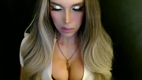 Queen Gwen online show from October 2, 4:28 pm