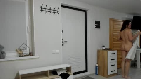 Della online show from October 24, 5:25 pm