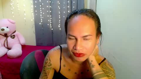 Snapshot of indaypakay_ts chatting on February 8, 2:15 am Pakay online show from February 8, 2:15 am