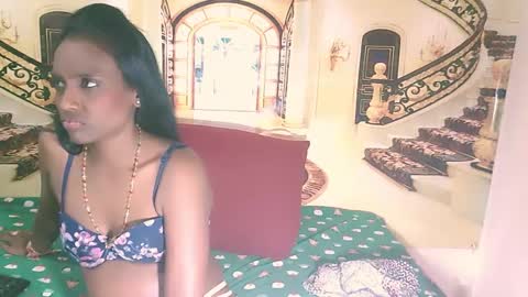 Snapshot of indianlovebug chatting on December 29, 2:38 am Leah online show from December 29, 2:38 am