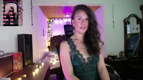 Snapshot of indigo_sativa chatting on September 30, 10:20 pm Indigo Wild online show from September 30, 10:20 pm