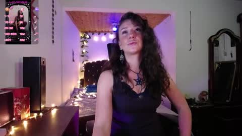 Snapshot of indigo_sativa chatting on September 24, 11:44 pm Indigo Wild online show from September 24, 11:44 pm