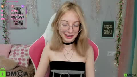 Mia online show from March 25, 1:40 pm