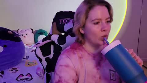 Faye online show from January 1, 2:42 pm