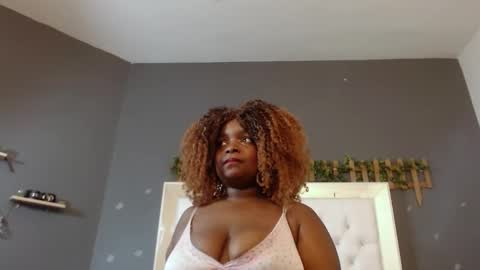Snapshot of isabella_brown19 chatting on October 17, 11:03 am ISABELLA online show from October 17, 11:03 am
