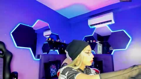 Snapshot of isabella_glam chatting on October 5, 9:22 pm Isabella online show from October 5, 9:22 pm