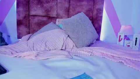 Snapshot of isabella_whiite chatting on February 13, 8:13 pm Isabella White online show from February 13, 8:13 pm