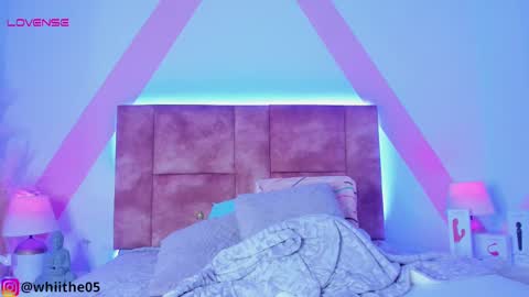 Snapshot of isabella_whiite chatting on February 24, 8:03 pm Isabella White online show from February 24, 8:03 pm