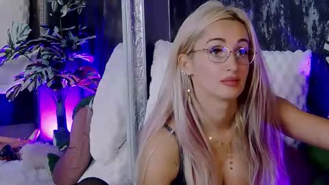 Snapshot of isabelleethan chatting on September 22, 1:21 am IsabelleEthan online show from September 22, 1:21 am