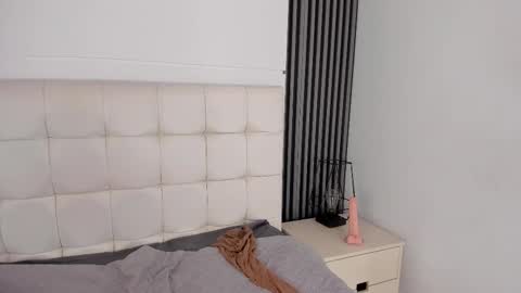 Isis Noir online show from November 13, 7:05 pm