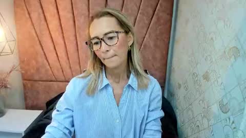 ISSA MILF online show from November 24, 1:10 pm