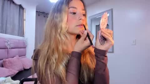 issadorajames online show from November 28, 8:16 pm