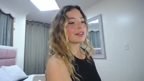 Snapshot of issadorajames chatting on December 3, 6:33 pm issadorajames online show from December 3, 6:33 pm
