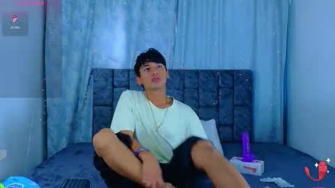 ithan_kingtwin online show from May 28, 7:45 pm
