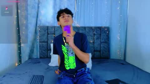ithan_kingtwin online show from May 30, 8:18 pm