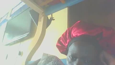 Snapshot of itsqueen_blacq chatting on September 21, 2:10 pm Queen blacq online show from September 21, 2:10 pm