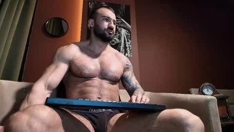 iustinmucle95 online show from April 17, 4:48 am