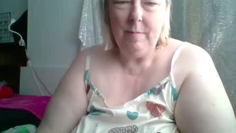 ivyjane3522 online show from May 21, 2:45 pm