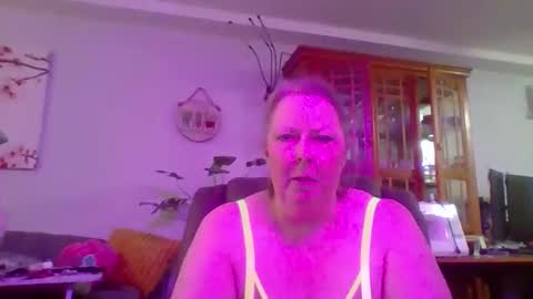 ivyjane3522 online show from April 8, 1:19 am