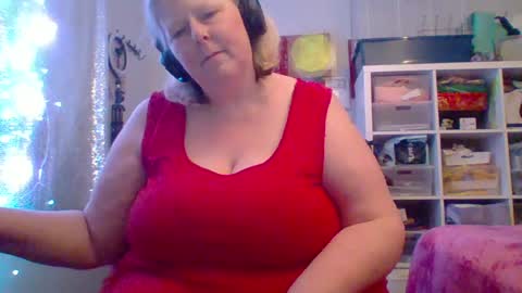 ivyjane3522 online show from June 28, 3:24 am