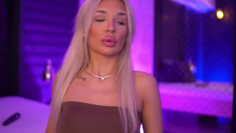 IvyRowa online show from October 19, 5:39 pm