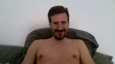 Snapshot of iyoperro chatting on October 6, 8:32 am Casandro online show from October 6, 8:32 am
