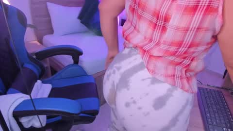 Snapshot of izaro_22 chatting on October 9, 1:05 pm Iza online show from October 9, 1:05 pm
