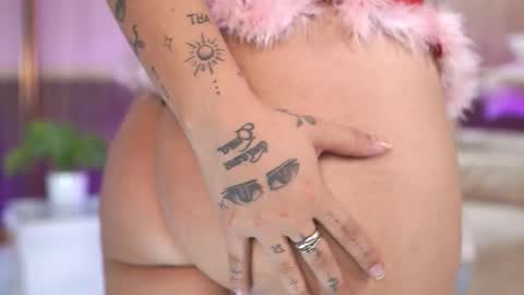 izislust online show from February 12, 11:58 am