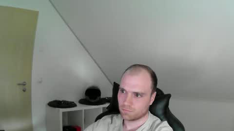 here4y online show from April 4, 2:24 pm